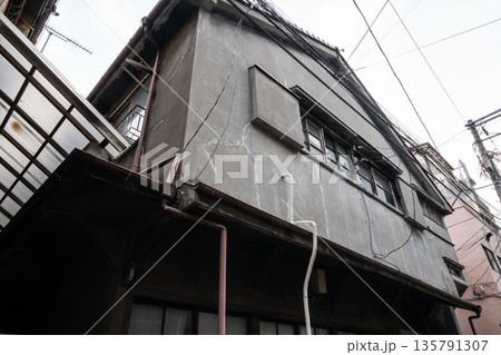 モルタル作りの木造二階建て古い昭和住宅 135791307