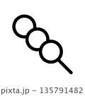 串に刺さったシンプルな団子のイラストアイコン 135791482