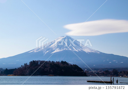青空と雪山 富士山 青空と雪山 富士山 135791872