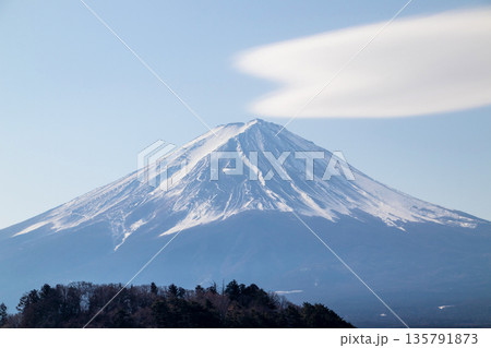 青空と雪山 富士山 青空と雪山 富士山 135791873