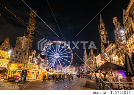 ベルギー・ゲントのクリスマスマーケット　夜景とライトアップされた観覧車 135792017