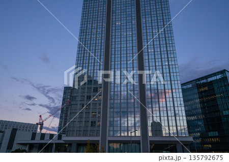 夕焼けが映り込んだ高層ビル、 135792675