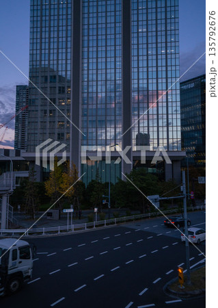 夕焼けが映り込んだ高層ビル、 135792676