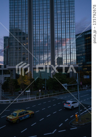 夕焼けが映り込んだ高層ビル、 夕焼けが映り込んだ高層ビル、 135792678