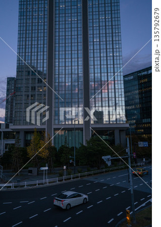 夕焼けが映り込んだ高層ビル、 夕焼けが映り込んだ高層ビル、 135792679