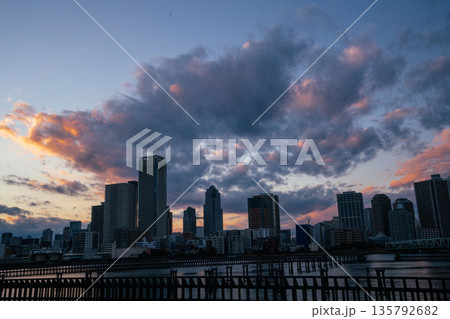夕暮れ時の2020年の豊洲のマンション群、越中島からの夕暮れの豊洲 135792682