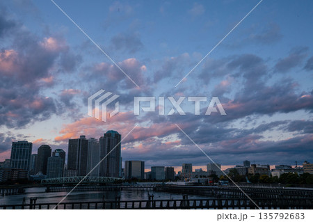 夕暮れ時の2020年の豊洲のマンション群、越中島からの夕暮れの豊洲 夕暮れ時の2020年の豊洲のマンション群、越中島からの夕暮れの豊洲 135792683