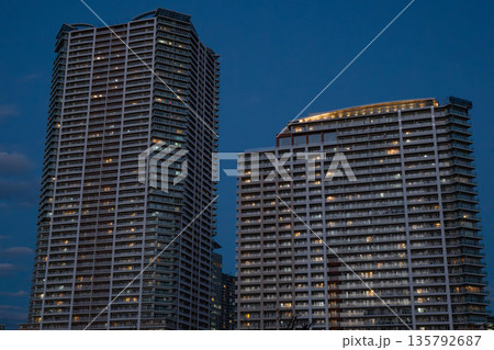 2020年の夕暮れの豊洲タワーマンション 135792687