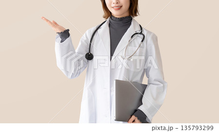 案内する笑顔の女性医療スタッフ 135793299