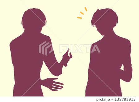 話し合う2人の男性　会社員　シルエット 135793915