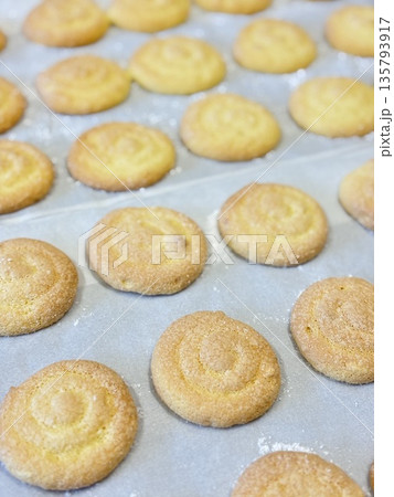 ビスキュイ　　焼きたて 135793917