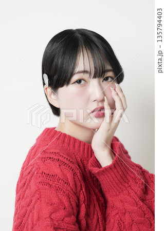 魅力的な美しい20代の若い女性 ポートレート写真 135794403