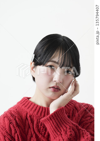 魅力的な美しい20代の若い女性 ポートレート写真 135794407