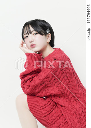 魅力的な美しい20代の若い女性 ポートレート写真 魅力的な美しい20代の若い女性 ポートレート写真 135794408