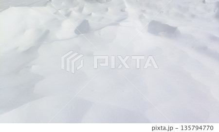 冬の雪のテクスチャ背景（余白） 135794770