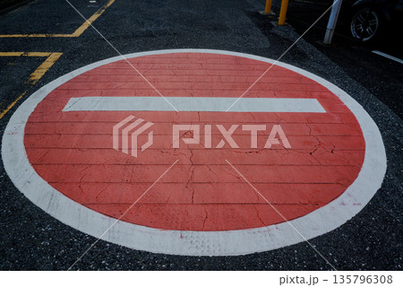 アスファルトの境界線 135796308