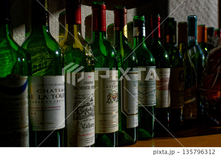 ヴィンテージの整列 135796312