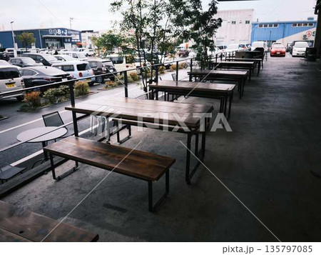 カフェのテーブル 135797085