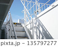 青空と白い階段 135797277