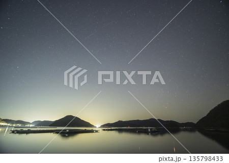 日本の岡山県備前市の布浜港の美しい夜と朝の風景 135798433