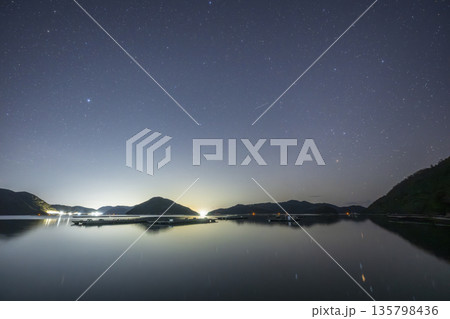 日本の岡山県備前市の布浜港の美しい夜と朝の風景 日本の岡山県備前市の布浜港の美しい夜と朝の風景 135798436