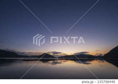 日本の岡山県備前市の布浜港の美しい夜と朝の風景 135798440