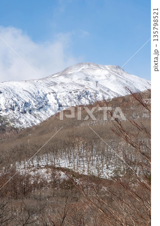 冬の那須連山の風景 135798521