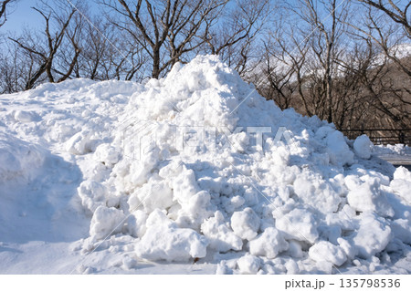 除雪で山になった雪 135798536