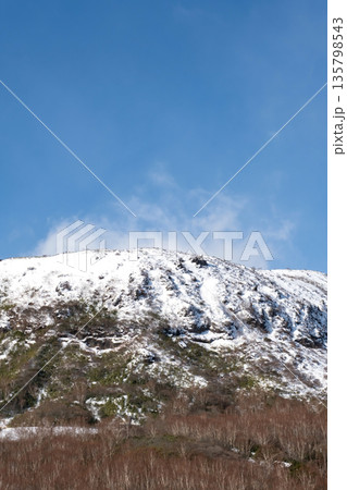 冬の那須山の風景 135798543