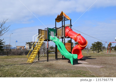 児童公園の遊具 135798779