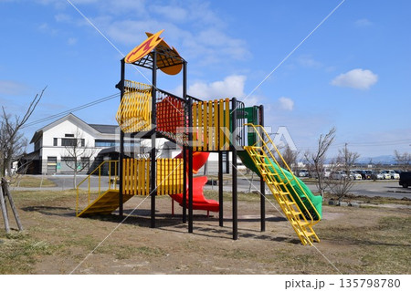 児童公園の遊具 児童公園の遊具 135798780