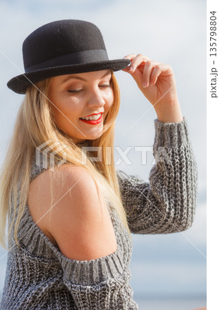 Woman wearing fedora and jumper outdoor Woman wearing fedora and jumper outdoor 135798804