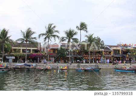 ベトナムホイアンのドゥボン川風景 135799318