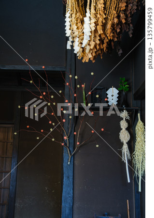 古民家の繭玉飾り 135799459