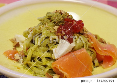 サーモンとカマンベールチーズと筋子をのせた豪華なジェノベーゼソースのパスタ サーモンとカマンベールチーズと筋子をのせた豪華なジェノベーゼソースのパスタ 135800454