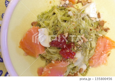 サーモンとカマンベールチーズと筋子をのせた豪華なジェノベーゼソースのパスタ 135800456