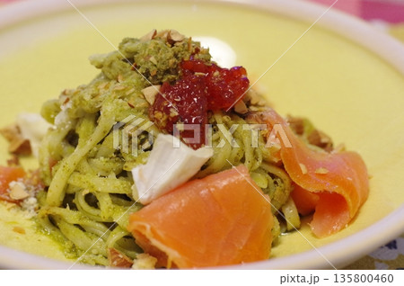 サーモンとカマンベールチーズと筋子をのせた豪華なジェノベーゼソースのパスタ 135800460