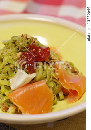 サーモンとカマンベールチーズと筋子をのせた豪華なジェノベーゼソースのパスタ 135800464