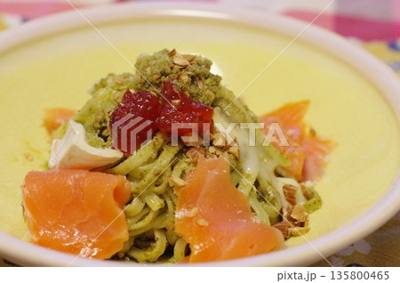 サーモンとカマンベールチーズと筋子をのせた豪華なジェノベーゼソースのパスタ サーモンとカマンベールチーズと筋子をのせた豪華なジェノベーゼソースのパスタ 135800465