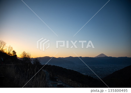 朝焼けに染まる富士山と街並み 135800495