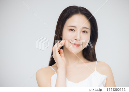 ビューティーモデルの若い女性 ビューティーモデルの若い女性 135800631