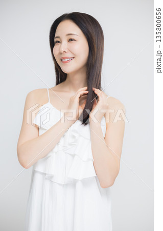 ヘアケアイメージ 若い女性 ヘアケアイメージ 若い女性 135800656
