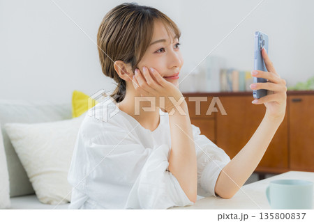 スマホを見る女性 135800837