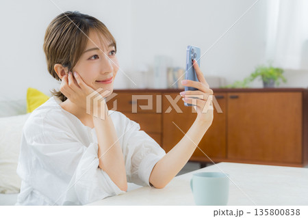 スマホを見る女性 135800838