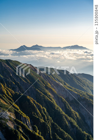 白馬岳から見る朝焼けの頸城三山(焼山、火打山、妙高山) 北アルプス白馬岳~雪倉岳縦走登山 白馬岳から見る朝焼けの頸城三山(焼山、火打山、妙高山) 北アルプス白馬岳~雪倉岳縦走登山 135800848