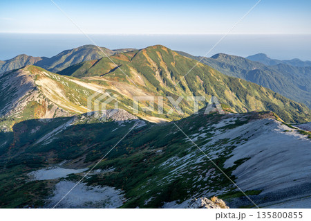 白馬岳の三国境から見る朝日岳と雪倉岳 北アルプス白馬岳~雪倉岳縦走登山 白馬岳の三国境から見る朝日岳と雪倉岳 北アルプス白馬岳~雪倉岳縦走登山 135800855