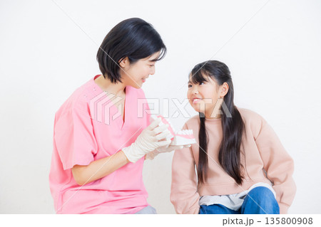 歯科衛生士と小学生の女の子　 135800908