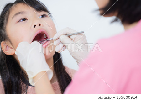 歯科衛生士と小学生の女の子　 135800914