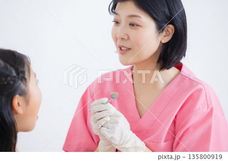 歯科衛生士と小学生の女の子　 135800919