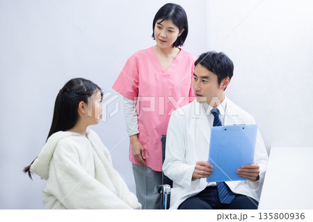小学生の女の子と看護師と医師 小学生の女の子と看護師と医師 135800936